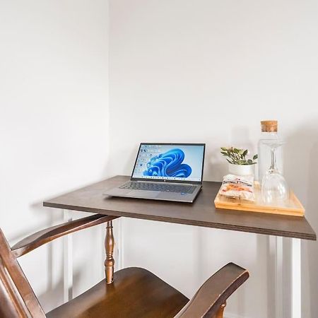 En-Suit Room With Free Dedicated Parking Manchester Exterior photo