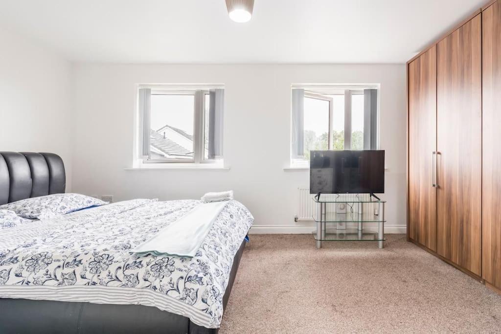 En-Suit Room With Free Dedicated Parking Manchester Exterior photo